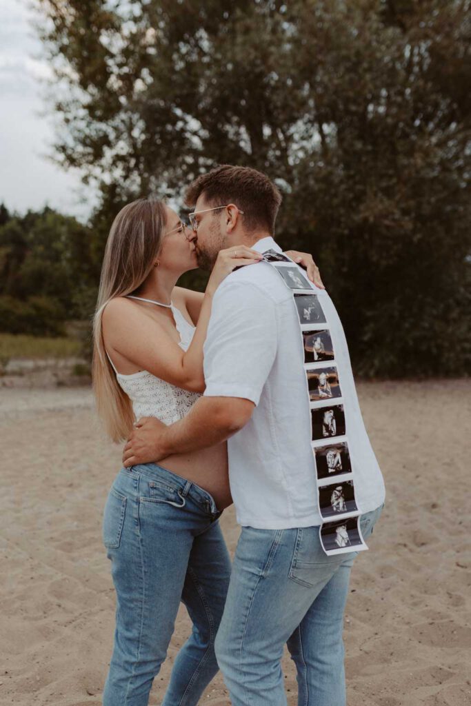 Babybauchfotos in Kaulsdorf in berlin am See und wir waren wieder im grünen in der Natur und haben ganz tolle fotos gemacht am Wasser und am Strand, sowie auf der wiese. es ist ein Paar und die beiden haben ihr erstes Kind erwartet. wir haben ein babybauchshooting gemacht. die sonne ging unter und ich habe fotos von den beiden gamacht. in Bewegung. mit Ultraschallfotos.