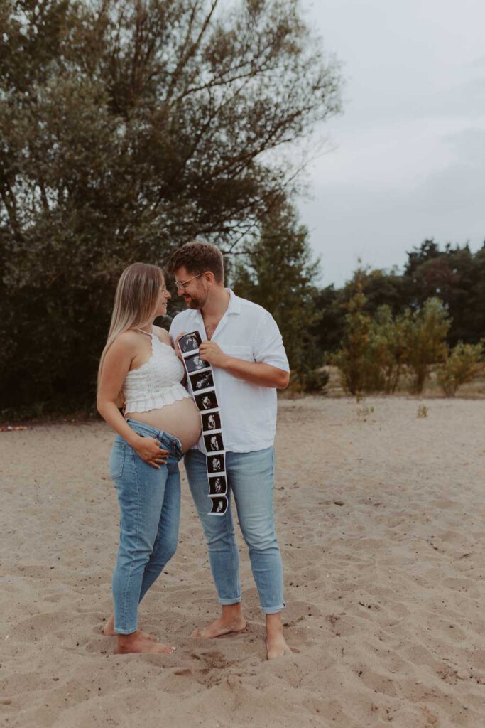 Babybauchfotos in Kaulsdorf in berlin am See und wir waren wieder im grünen in der Natur und haben ganz tolle fotos gemacht am Wasser und am Strand, sowie auf der wiese. es ist ein Paar und die beiden haben ihr erstes Kind erwartet. wir haben ein babybauchshooting gemacht. die sonne ging unter und ich habe fotos von den beiden gamacht. in Bewegung. mit Ultraschallfotos.