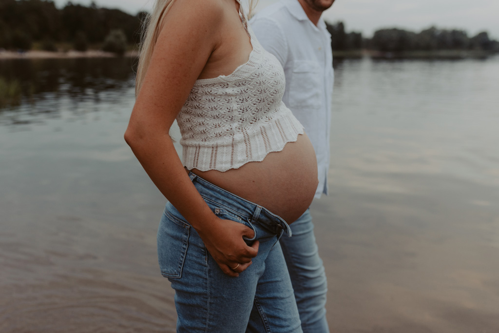 Babybauchfotos in Kaulsdorf in berlin am See und wir waren wieder im grünen in der Natur und haben ganz tolle fotos gemacht am Wasser und am Strand, sowie auf der wiese. es ist ein Paar und die beiden haben ihr erstes Kind erwartet. wir haben ein babybauchshooting gemacht. die sonne ging unter und ich habe fotos von den beiden gamacht. in Bewegung.
