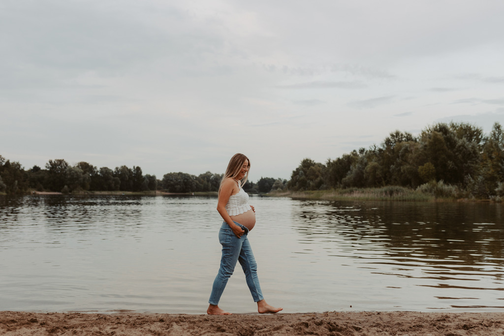 Babybauchfotos in Kaulsdorf in berlin am See und wir waren wieder im grünen in der Natur und haben ganz tolle fotos gemacht am Wasser und am Strand, sowie auf der wiese. es ist ein Paar und die beiden haben ihr erstes Kind erwartet. wir haben ein babybauchshooting gemacht. die sonne ging unter und ich habe fotos von den beiden gamacht. in Bewegung.