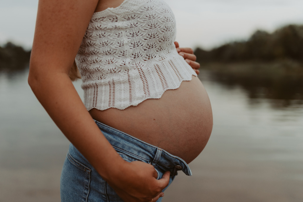 Babybauchfotos in Kaulsdorf in berlin am See und wir waren wieder im grünen in der Natur und haben ganz tolle fotos gemacht am Wasser und am Strand, sowie auf der wiese. es ist ein Paar und die beiden haben ihr erstes Kind erwartet. wir haben ein babybauchshooting gemacht. die sonne ging unter und ich habe fotos von den beiden gamacht. in Bewegung.