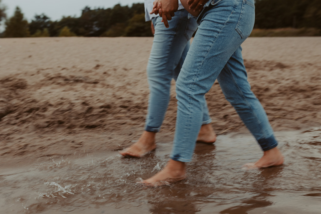Babybauchfotos in Kaulsdorf in berlin am See und wir waren wieder im grünen in der Natur und haben ganz tolle fotos gemacht am Wasser und am Strand, sowie auf der wiese. es ist ein Paar und die beiden haben ihr erstes Kind erwartet. wir haben ein babybauchshooting gemacht. die sonne ging unter und ich habe fotos von den beiden gamacht. in Bewegung.