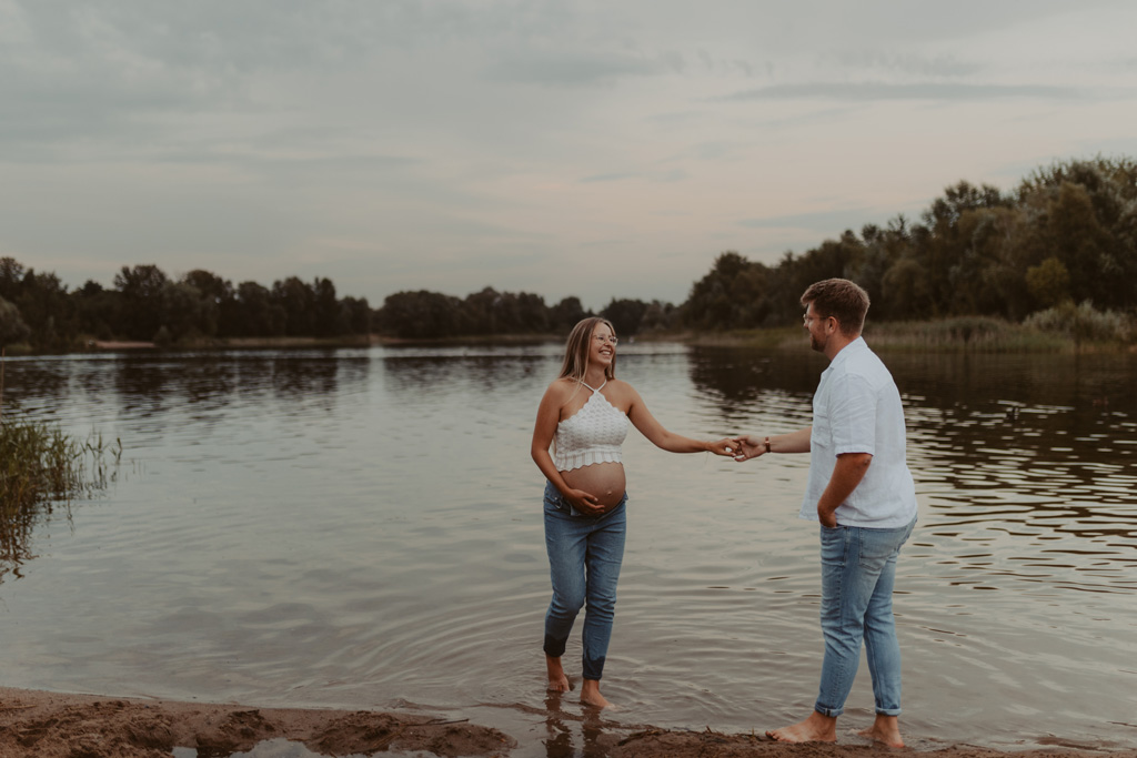 Babybauchfotos in Kaulsdorf in berlin am See und wir waren wieder im grünen in der Natur und haben ganz tolle fotos gemacht am Wasser und am Strand, sowie auf der wiese. es ist ein Paar und die beiden haben ihr erstes Kind erwartet. wir haben ein babybauchshooting gemacht. die sonne ging unter und ich habe fotos von den beiden gamacht.