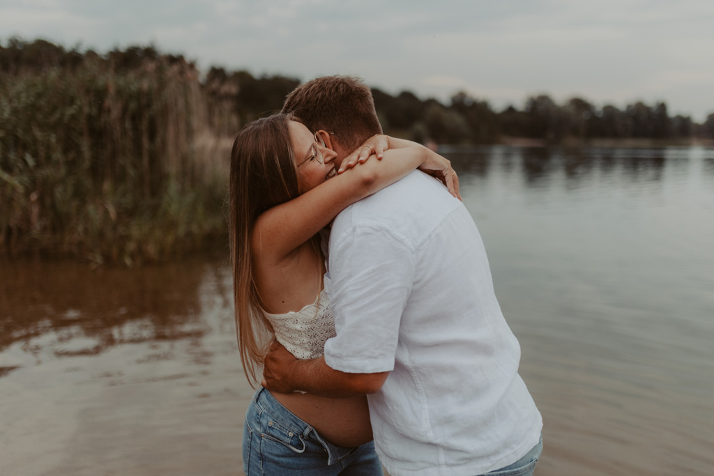 Babybauchfotos in Kaulsdorf in berlin am See und wir waren wieder im grünen in der Natur und haben ganz tolle fotos gemacht am Wasser und am Strand, sowie auf der wiese. es ist ein Paar und die beiden haben ihr erstes Kind erwartet. wir haben ein babybauchshooting gemacht. die sonne ging unter und ich habe fotos von den beiden gamacht.