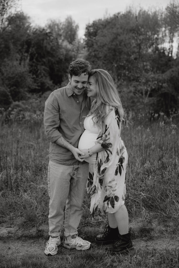 Babybauchfotos in Karlshorst und wir waren wieder im grünen in der Natur haben ganz tolle fotos gemacht. es ist ein paar und die beiden haben ihr erstes Kind erwartet. wir haben ein babybauchshooting gemacht.