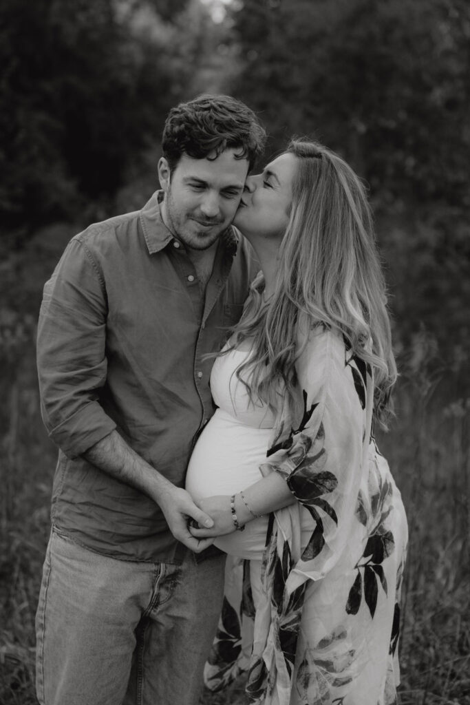 Babybauchfotos in Karlshorst und wir waren wieder im grünen in der Natur haben ganz tolle fotos gemacht. es ist ein paar und die beiden haben ihr erstes Kind erwartet. wir haben ein babybauchshooting gemacht.