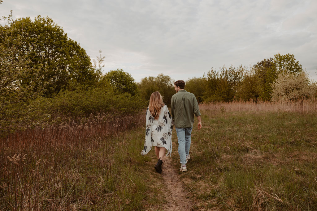 Babybauchfotos in Karlshorst und wir waren wieder im grünen in der Natur haben ganz tolle fotos gemacht. es ist ein paar und die beiden haben ihr erstes Kind erwartet. wir haben ein babybauchshooting gemacht.