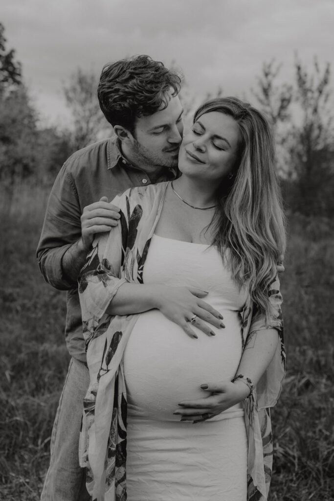 Babybauchfotos in Karlshorst und wir waren wieder im grünen in der Natur haben ganz tolle fotos gemacht. es ist ein paar und die beiden haben ihr erstes Kind erwartet. wir haben ein babybauchshooting gemacht.