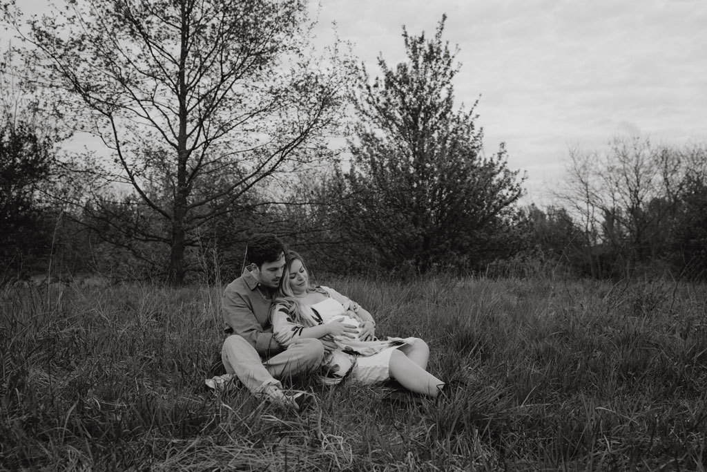Babybauchfotos in Karlshorst und wir waren wieder im grünen in der Natur haben ganz tolle fotos gemacht. es ist ein paar und die beiden haben ihr erstes Kind erwartet. wir haben ein babybauchshooting gemacht.