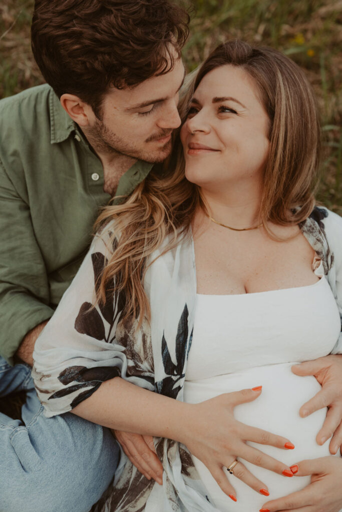 Babybauchfotos in Karlshorst und wir waren wieder im grünen in der Natur haben ganz tolle fotos gemacht. es ist ein paar und die beiden haben ihr erstes Kind erwartet. wir haben ein babybauchshooting gemacht.