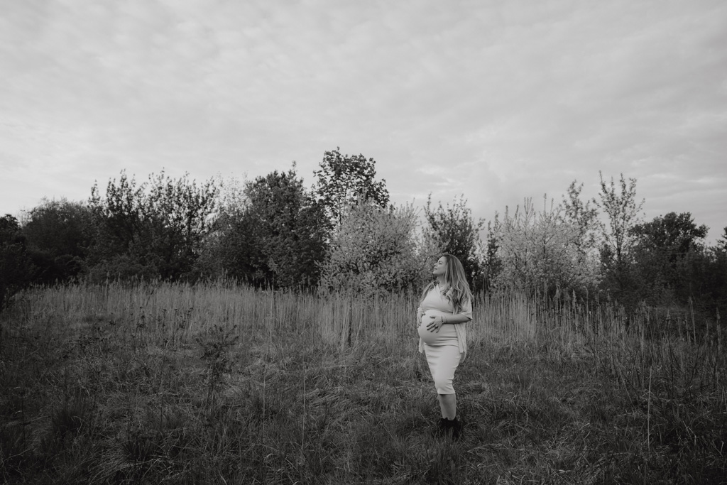 Babybauchfotos in Karlshorst und wir waren wieder im grünen in der Natur haben ganz tolle fotos gemacht. es ist ein paar und die beiden haben ihr erstes Kind erwartet. wir haben ein babybauchshooting gemacht.