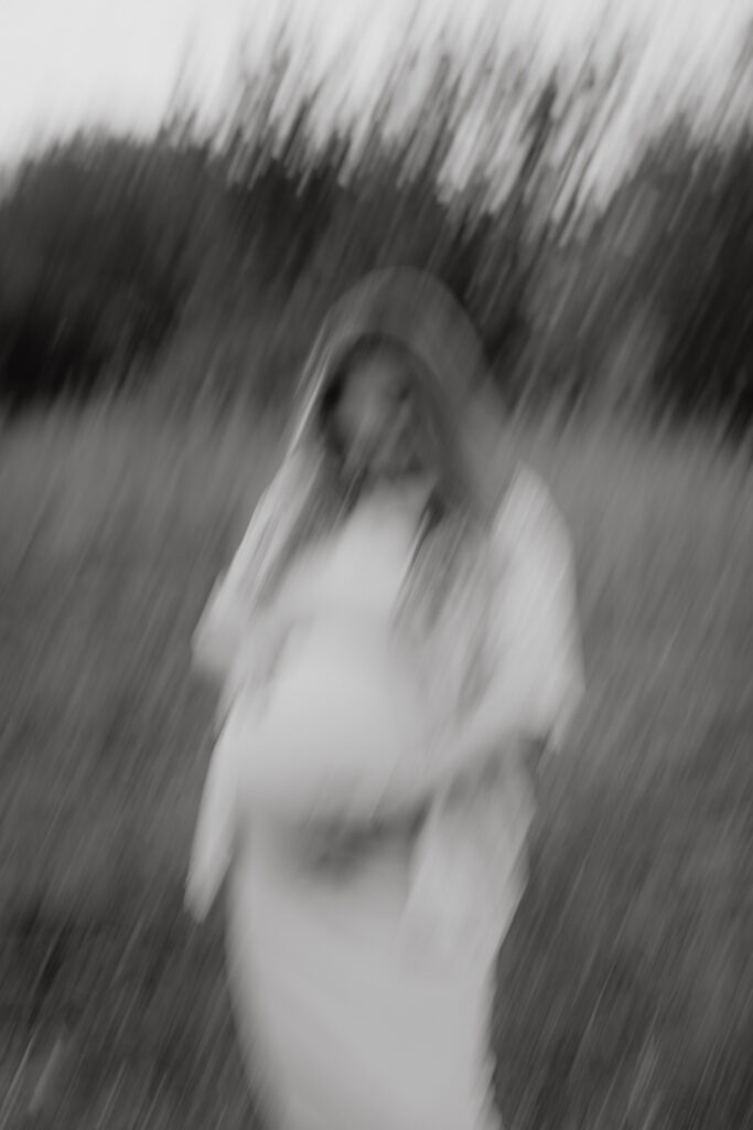 Babybauchfotos in Karlshorst und wir waren wieder im grünen in der Natur haben ganz tolle fotos gemacht. es ist ein paar und die beiden haben ihr erstes Kind erwartet. wir haben ein babybauchshooting gemacht.