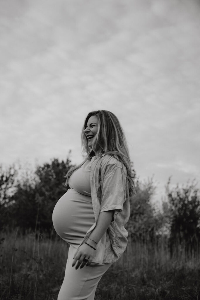Babybauchfotos in Karlshorst und wir waren wieder im grünen in der Natur haben ganz tolle fotos gemacht. es ist ein paar und die beiden haben ihr erstes Kind erwartet. wir haben ein babybauchshooting gemacht.