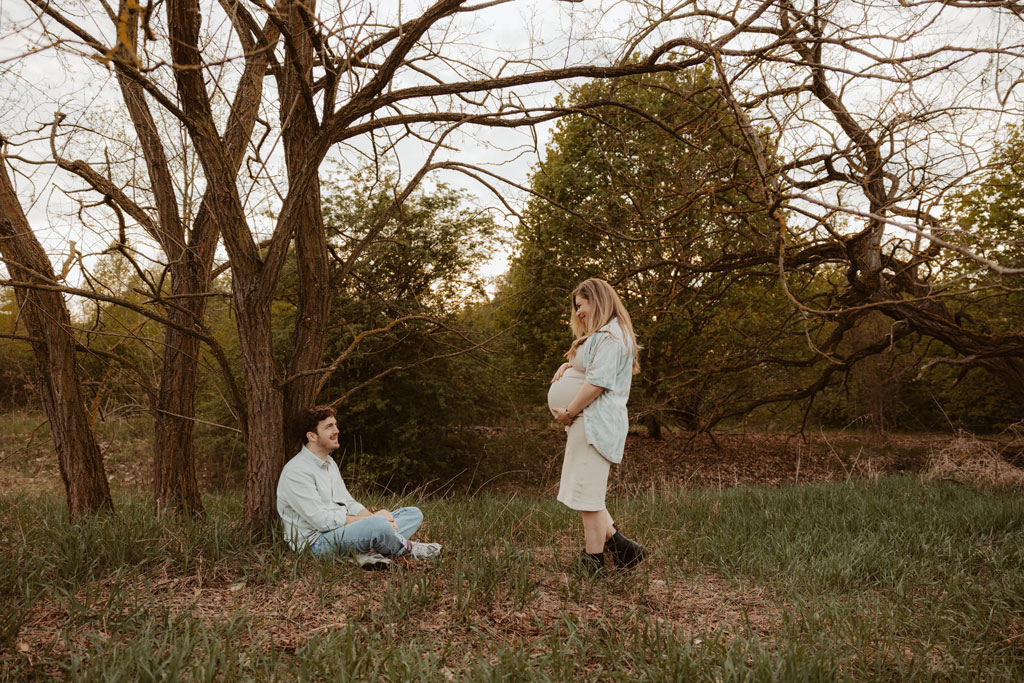 Babybauchfotos in Karlshorst und wir waren wieder im grünen in der Natur haben ganz tolle fotos gemacht. es ist ein paar und die beiden haben ihr erstes Kind erwartet. wir haben ein babybauchshooting gemacht.