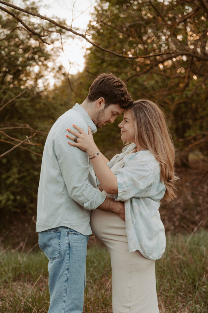 Babybauchfotos in Karlshorst und wir waren wieder im grünen in der Natur haben ganz tolle fotos gemacht. es ist ein paar und die beiden haben ihr erstes Kind erwartet. wir haben ein babybauchshooting gemacht.