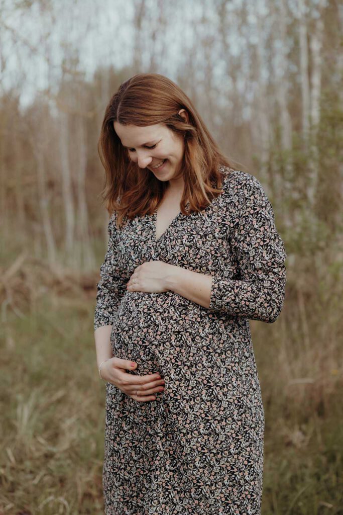 Babybauchfotos in Karlshorst und wir waren wieder im grünen in der Natur haben ganz tolle fotos gemacht. es ist ein paar und die beiden haben ihr erstes Kind erwartet. wir haben ein babybauchshooting gemacht.