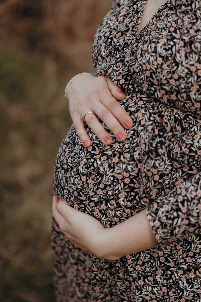 Babybauchfotos in Karlshorst und wir waren wieder im grünen in der Natur haben ganz tolle fotos gemacht. es ist ein paar und die beiden haben ihr erstes Kind erwartet. wir haben ein babybauchshooting gemacht.