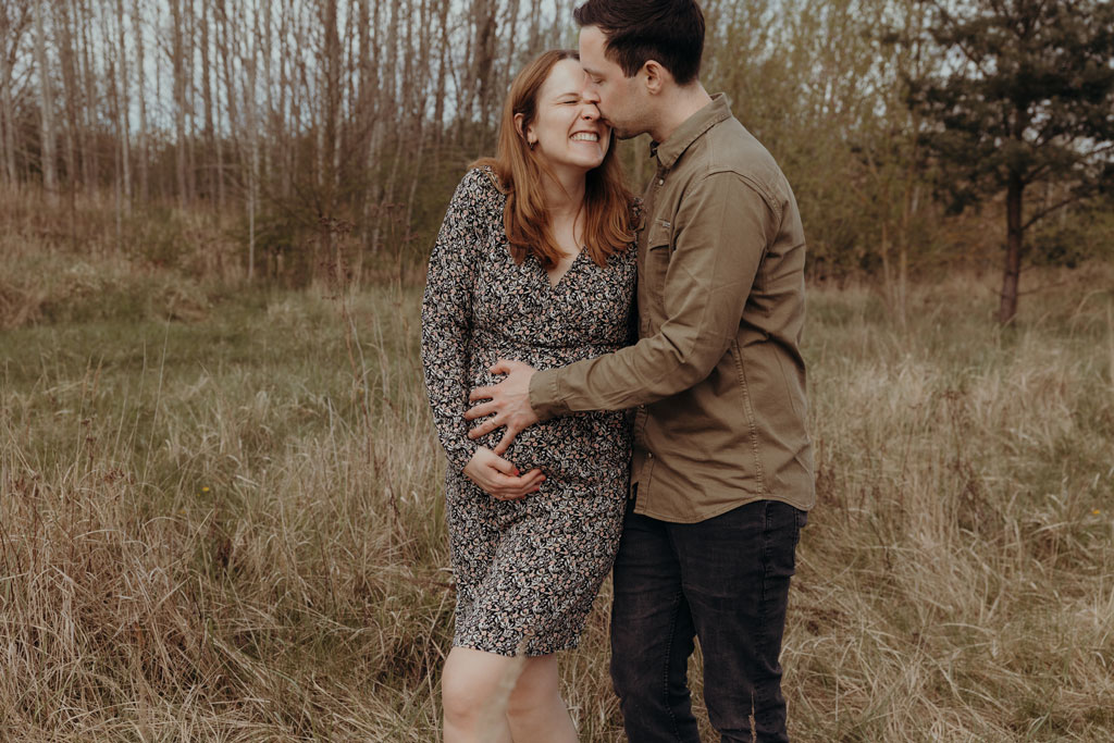 Babybauchfotos in Karlshorst und wir waren wieder im grünen in der Natur haben ganz tolle fotos gemacht. es ist ein paar und die beiden haben ihr erstes Kind erwartet. wir haben ein babybauchshooting gemacht.