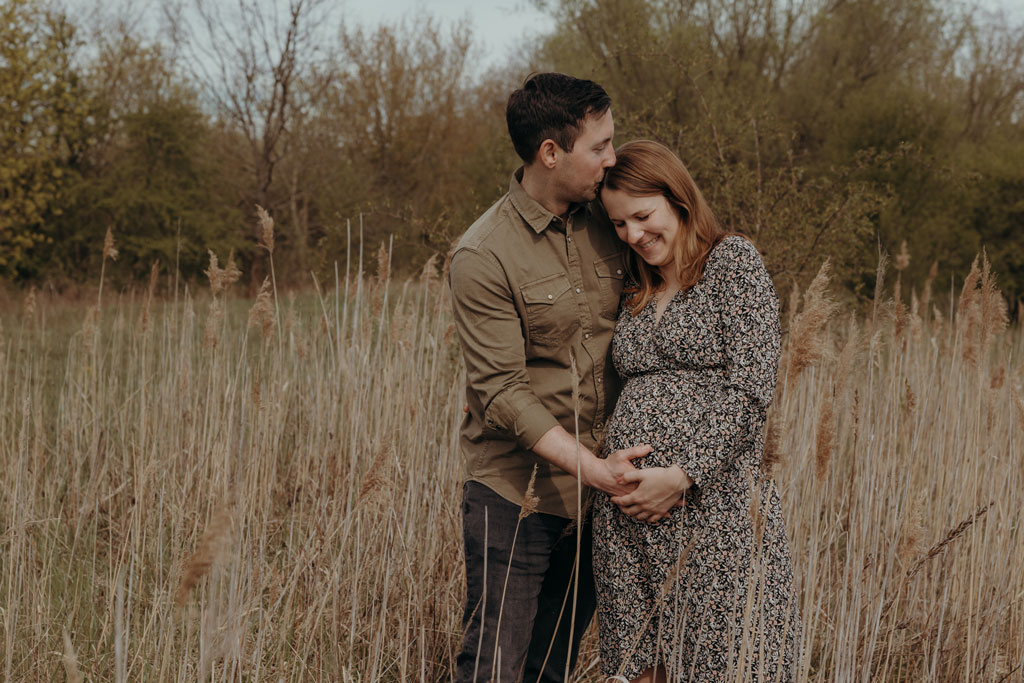 Babybauchfotos in Karlshorst und wir waren wieder im grünen in der Natur haben ganz tolle fotos gemacht. es ist ein paar und die beiden haben ihr erstes Kind erwartet. wir haben ein babybauchshooting gemacht.