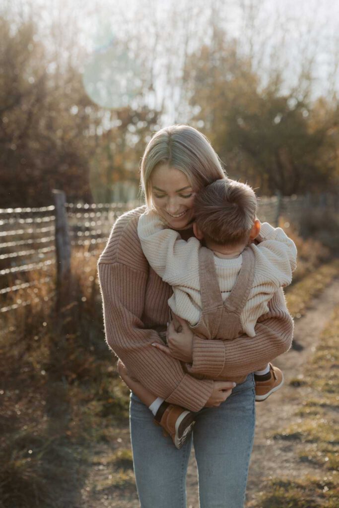 familienfotografie-familienshooting-familienreportage.Mama Sohn fotos in Berlin Karlshorst mit mir als Fotografin und Familienfotografin. wir haben uns die Schafe im biesenhorster Sand angeguckt und währenddessen toll fotos von Mama und Kind gemacht.