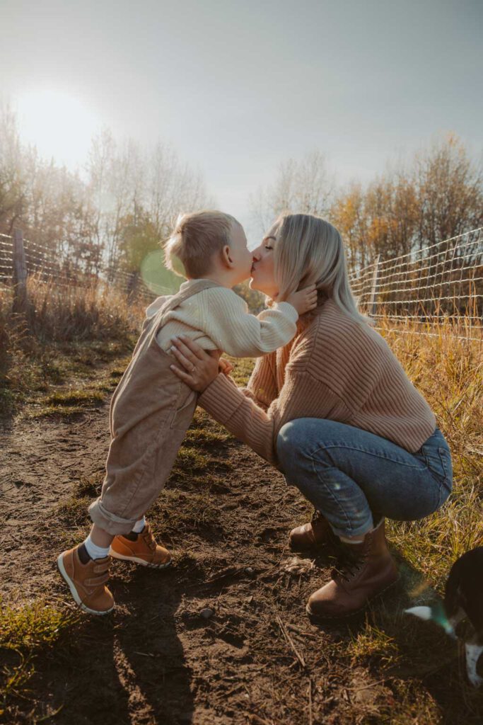 Mama Sohn fotos in Berlin Karlshorst mit mir als Fotografin und Familienfotografin. wir haben uns die Schafe im biesenhorster Sand angeguckt und währenddessen toll fotos von Mama und Kind gemacht.