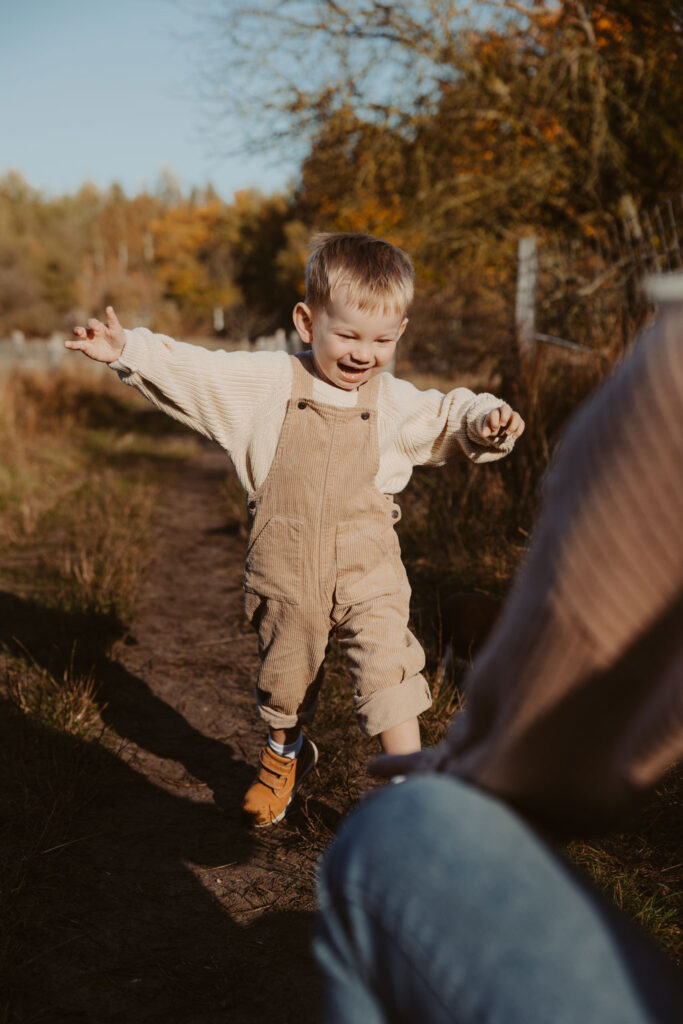 Mama Sohn fotos in Berlin Karlshorst mit mir als Fotografin und Familienfotografin. wir haben uns die Schafe im biesenhorster Sand angeguckt und währenddessen toll fotos von Mama und Kind gemacht.