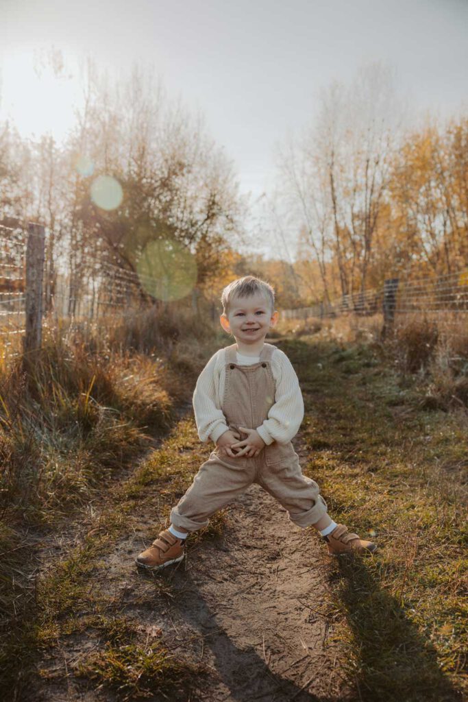 Mama Sohn fotos in Berlin Karlshorst mit mir als Fotografin und Familienfotografin. wir haben uns die Schafe im biesenhorster Sand angeguckt und währenddessen toll fotos von Mama und Kind gemacht.