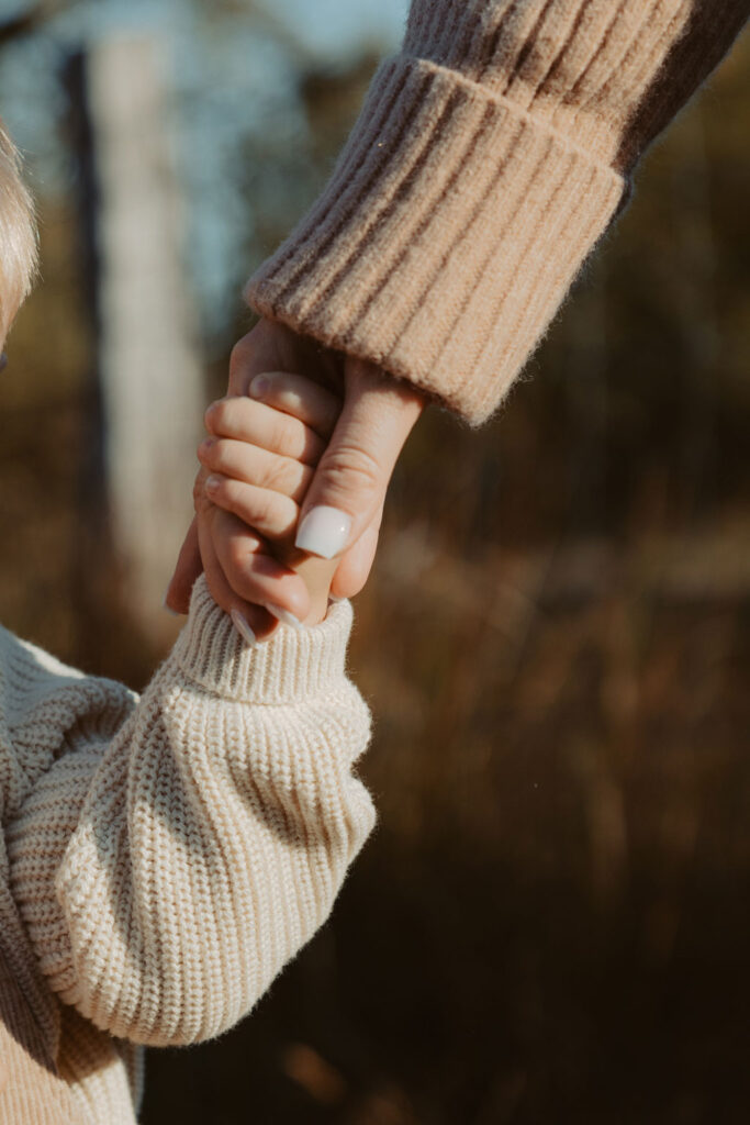 Mama Sohn fotos in Berlin Karlshorst mit mir als Fotografin und Familienfotografin. wir haben uns die Schafe im biesenhorster Sand angeguckt und währenddessen toll fotos von Mama und Kind gemacht.