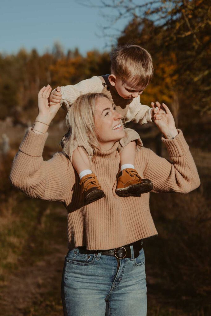 Mama Sohn fotos in Berlin Karlshorst mit mir als Fotografin und Familienfotografin. wir haben uns die Schafe im biesenhorster Sand angeguckt und währenddessen toll fotos von Mama und Kind gemacht.