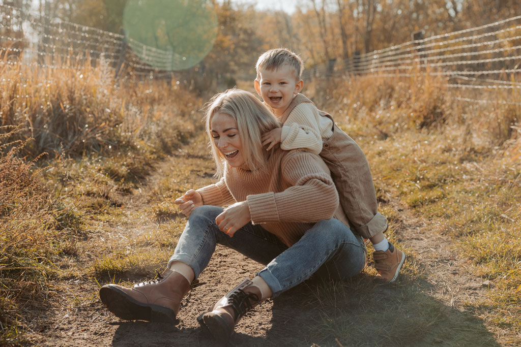 Mama Sohn fotos in Berlin Karlshorst mit mir als Fotografin und Familienfotografin. wir haben uns die Schafe im biesenhorster Sand angeguckt und währenddessen toll fotos von Mama und Kind gemacht.