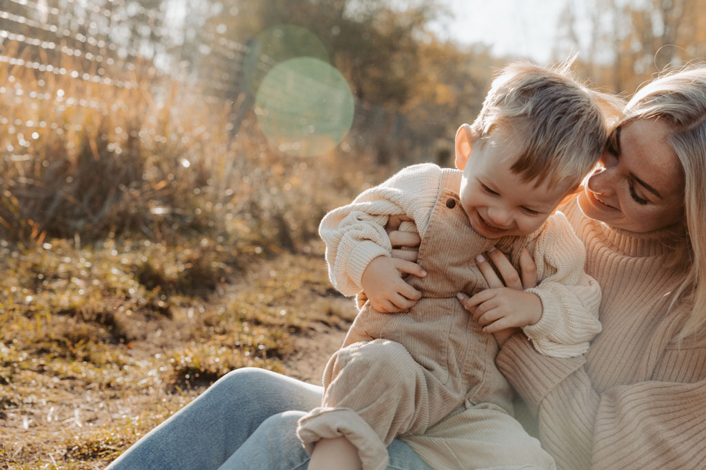 Mama Sohn fotos in Berlin Karlshorst mit mir als Fotografin und Familienfotografin. wir haben uns die Schafe im biesenhorster Sand angeguckt und währenddessen toll fotos von Mama und Kind gemacht.
