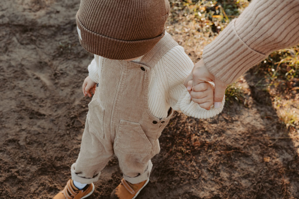 Mama Sohn fotos in Berlin Karlshorst mit mir als Fotografin und Familienfotografin. wir haben uns die Schafe im biesenhorster Sand angeguckt und währenddessen toll fotos von Mama und Kind gemacht.