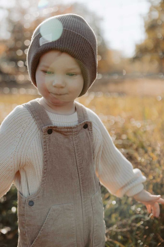 Mama Sohn fotos in Berlin Karlshorst mit mir als Fotografin und Familienfotografin. wir haben uns die Schafe im biesenhorster Sand angeguckt und währenddessen toll fotos von Mama und Kind gemacht.