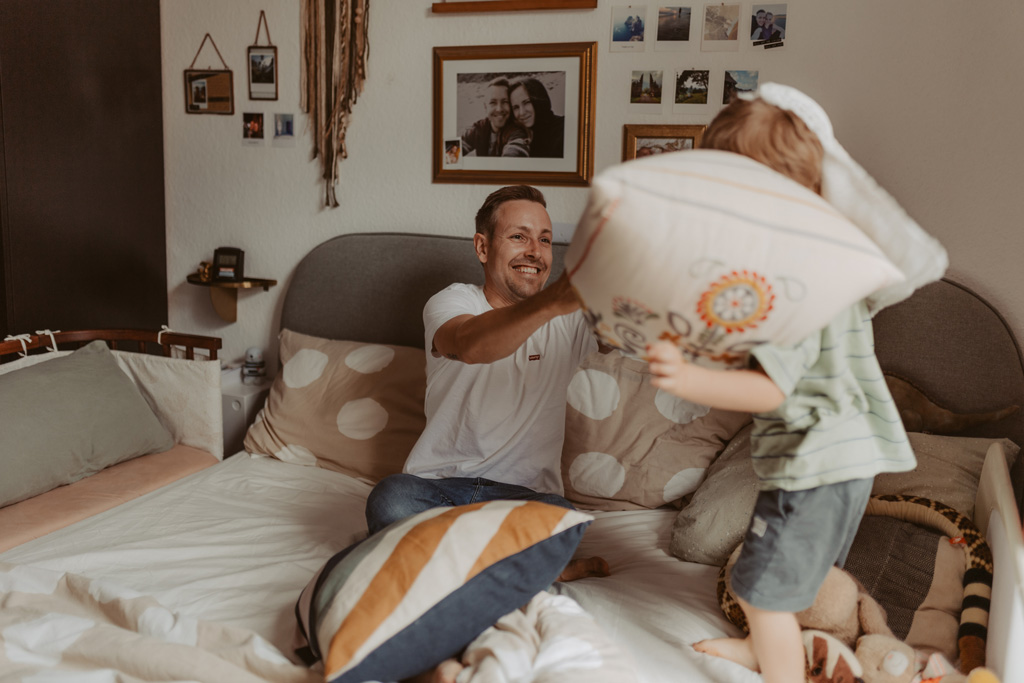 skateboardfahrende Familie. in berlin Friedrichshain. bei dieser Familie durfte och fotos vom Alltag machen und wir waren drinnen zu Hause und auch draußen mit dem Skateboard unterwegs. ich hab als Familienfotografin ganz viele tolle fotos gemacht zu viert mit Geschwisterkind.