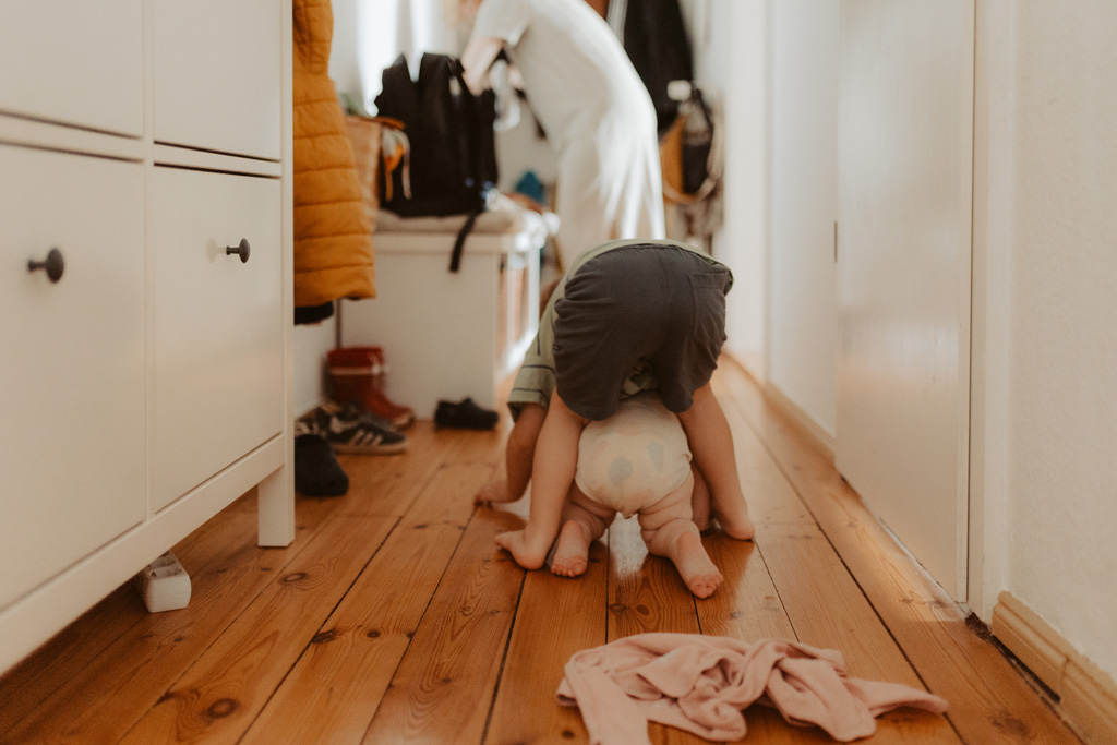 skateboardfahrende Familie. in berlin Friedrichshain. bei dieser Familie durfte och fotos vom Alltag machen und wir waren drinnen zu Hause und auch draußen mit dem Skateboard unterwegs. ich hab als Familienfotografin ganz viele tolle fotos gemacht zu viert mit Geschwisterkind.