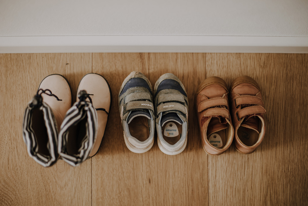 home story in Berlin mit einer vierköpfigen Familie. das Geschwisterkind wurde geboren und wir haben neugeborenen fotos gemacht und Familienfotos. wir haben gespielt im haus und es wurde getobt, gegessen, gekocht, gestillt und eine Kissenschlacht gab es auch. ich habe währenddessen als Familienfotografin fotos gemacht.