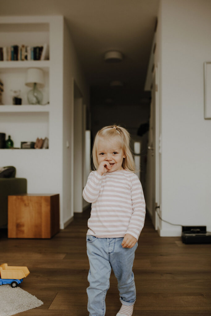 home story in Berlin mit einer vierköpfigen Familie. das Geschwisterkind wurde geboren und wir haben neugeborenen fotos gemacht und Familienfotos. wir haben gespielt im haus und es wurde getobt, gegessen, gekocht, gestillt und eine Kissenschlacht gab es auch. ich habe währenddessen als Familienfotografin fotos gemacht.