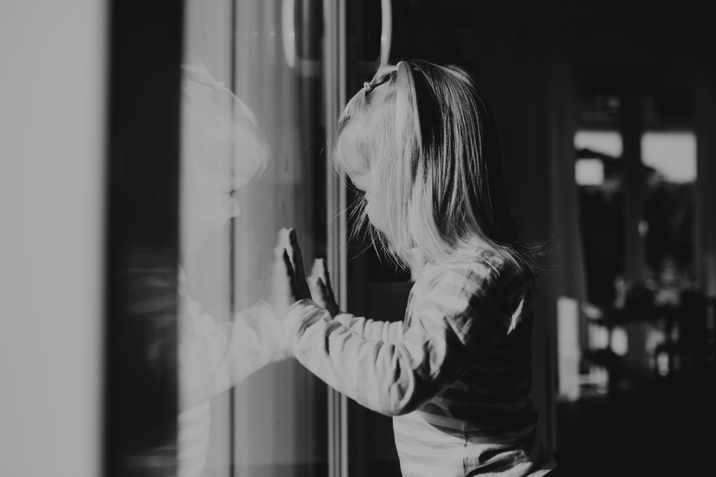 home story in Berlin mit einer vierköpfigen Familie. das Geschwisterkind wurde geboren und wir haben neugeborenen fotos gemacht und Familienfotos. wir haben gespielt im haus und es wurde getobt, gegessen, gekocht, gestillt und eine Kissenschlacht gab es auch. ich habe währenddessen als Familienfotografin fotos gemacht.