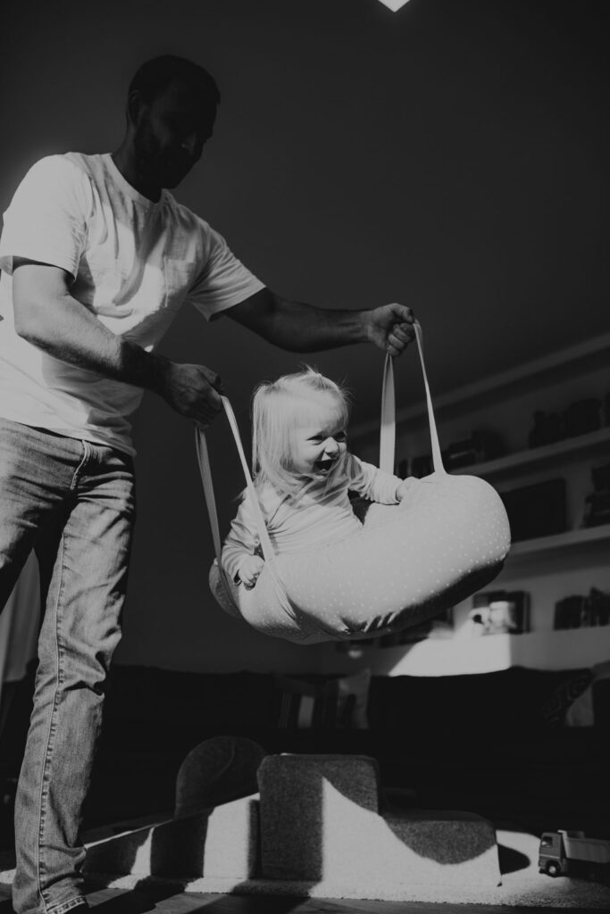 home story in Berlin mit einer vierköpfigen Familie. das Geschwisterkind wurde geboren und wir haben neugeborenen fotos gemacht und Familienfotos. wir haben gespielt im haus und es wurde getobt, gegessen, gekocht, gestillt und eine Kissenschlacht gab es auch. ich habe währenddessen als Familienfotografin fotos gemacht.