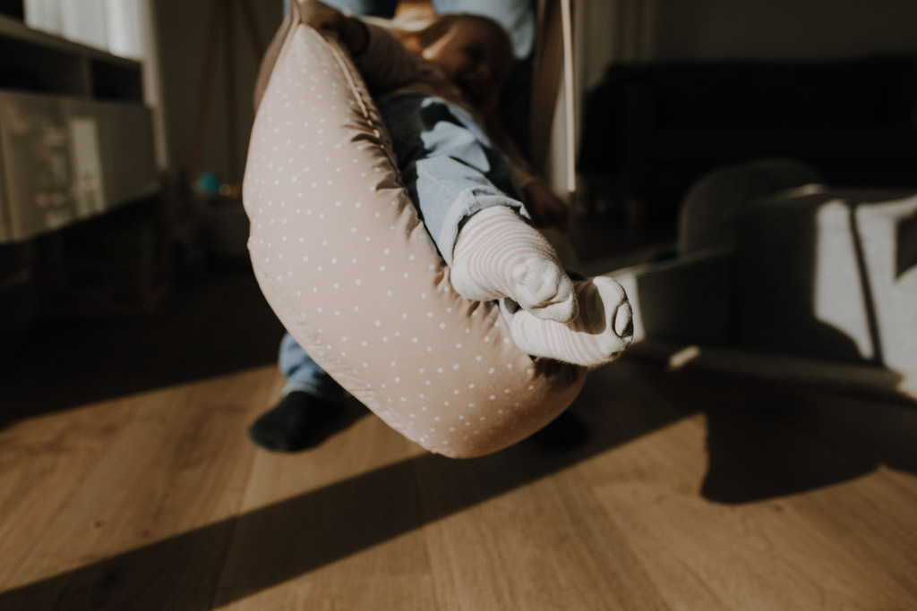 home story in Berlin mit einer vierköpfigen Familie. das Geschwisterkind wurde geboren und wir haben neugeborenen fotos gemacht und Familienfotos. wir haben gespielt im haus und es wurde getobt, gegessen, gekocht, gestillt und eine Kissenschlacht gab es auch. ich habe währenddessen als Familienfotografin fotos gemacht.