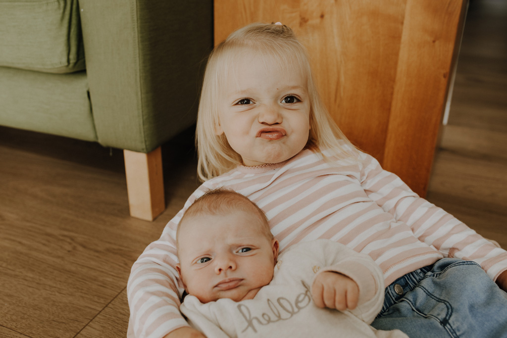 home story in Berlin mit einer vierköpfigen Familie. das Geschwisterkind wurde geboren und wir haben neugeborenen fotos gemacht und Familienfotos. wir haben gespielt im haus und es wurde getobt, gegessen, gekocht, gestillt und eine Kissenschlacht gab es auch. ich habe währenddessen als Familienfotografin fotos gemacht.