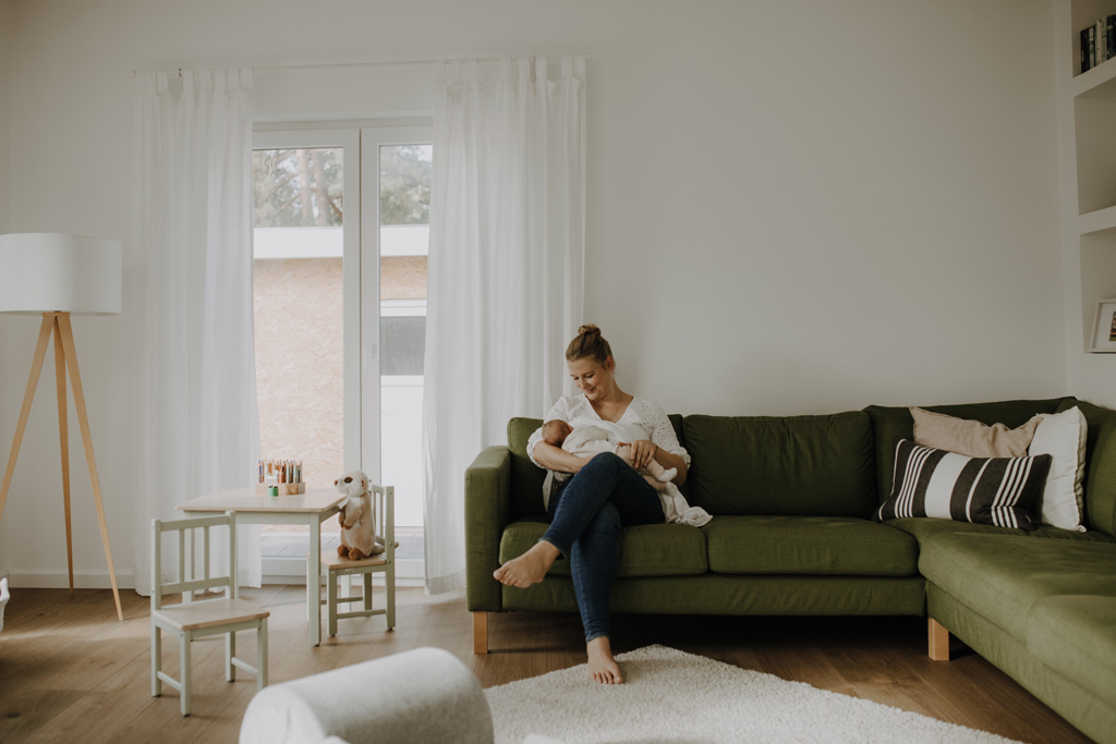 home story in Berlin mit einer vierköpfigen Familie. das Geschwisterkind wurde geboren und wir haben neugeborenen fotos gemacht und Familienfotos. wir haben gespielt im haus und es wurde getobt, gegessen, gekocht, gestillt und eine Kissenschlacht gab es auch. ich habe währenddessen als Familienfotografin fotos gemacht.
