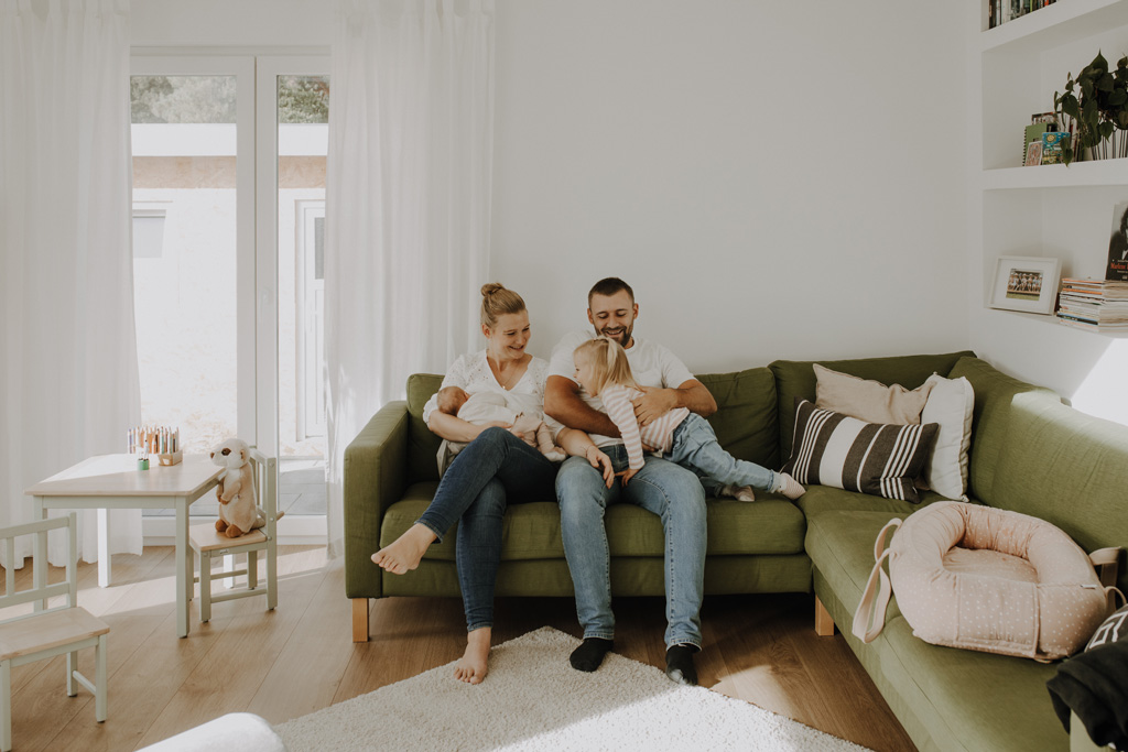 home story in Berlin mit einer vierköpfigen Familie. das Geschwisterkind wurde geboren und wir haben neugeborenen fotos gemacht und Familienfotos. wir haben gespielt im haus und es wurde getobt, gegessen, gekocht, gestillt und eine Kissenschlacht gab es auch. ich habe währenddessen als Familienfotografin fotos gemacht.
