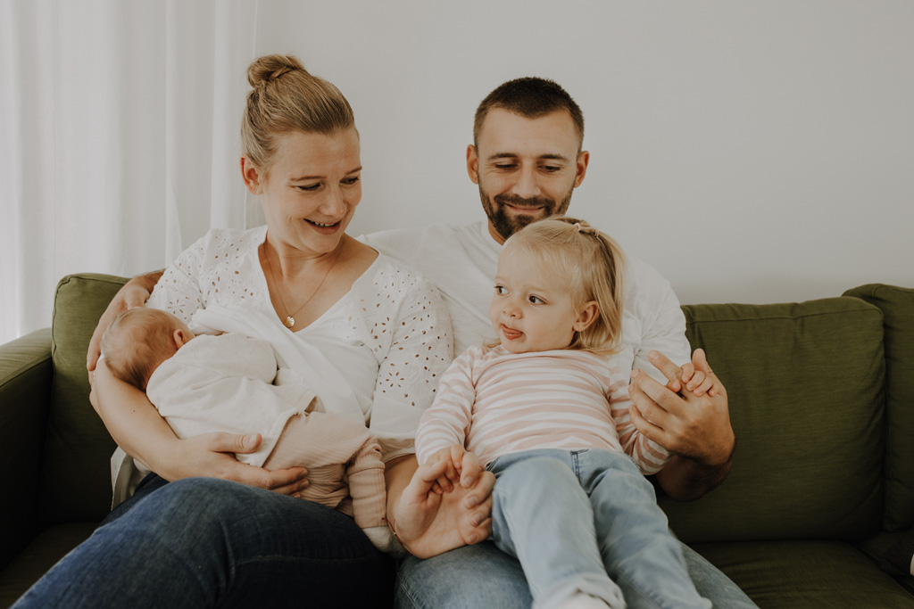 home story in Berlin mit einer vierköpfigen Familie. das Geschwisterkind wurde geboren und wir haben neugeborenen fotos gemacht und Familienfotos. wir haben gespielt im haus und es wurde getobt, gegessen, gekocht, gestillt und eine Kissenschlacht gab es auch. ich habe währenddessen als Familienfotografin fotos gemacht.