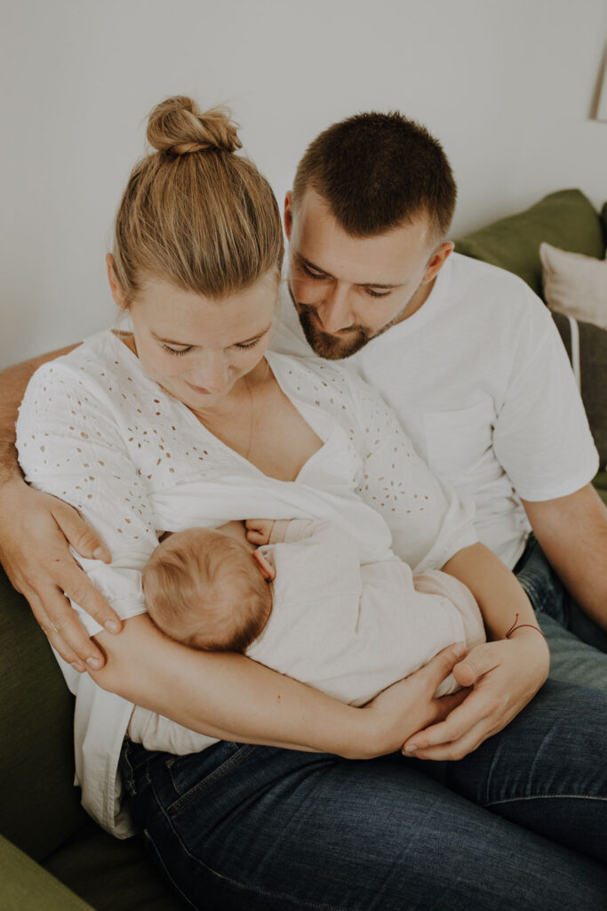 home story in Berlin mit einer vierköpfigen Familie. das Geschwisterkind wurde geboren und wir haben neugeborenen fotos gemacht und Familienfotos. wir haben gespielt im haus und es wurde getobt, gegessen, gekocht, gestillt und eine Kissenschlacht gab es auch. ich habe währenddessen als Familienfotografin fotos gemacht.