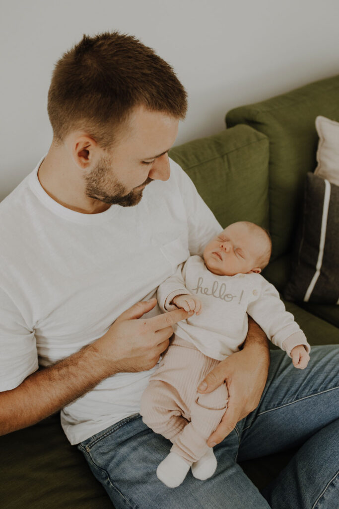 home story in Berlin mit einer vierköpfigen Familie. das Geschwisterkind wurde geboren und wir haben neugeborenen fotos gemacht und Familienfotos. wir haben gespielt im haus und es wurde getobt, gegessen, gekocht, gestillt und eine Kissenschlacht gab es auch. ich habe währenddessen als Familienfotografin fotos gemacht.