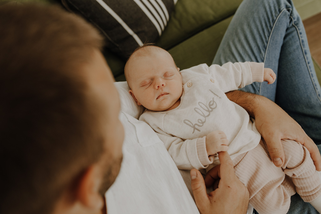 home story in Berlin mit einer vierköpfigen Familie. das Geschwisterkind wurde geboren und wir haben neugeborenen fotos gemacht und Familienfotos. wir haben gespielt im haus und es wurde getobt, gegessen, gekocht, gestillt und eine Kissenschlacht gab es auch. ich habe währenddessen als Familienfotografin fotos gemacht.