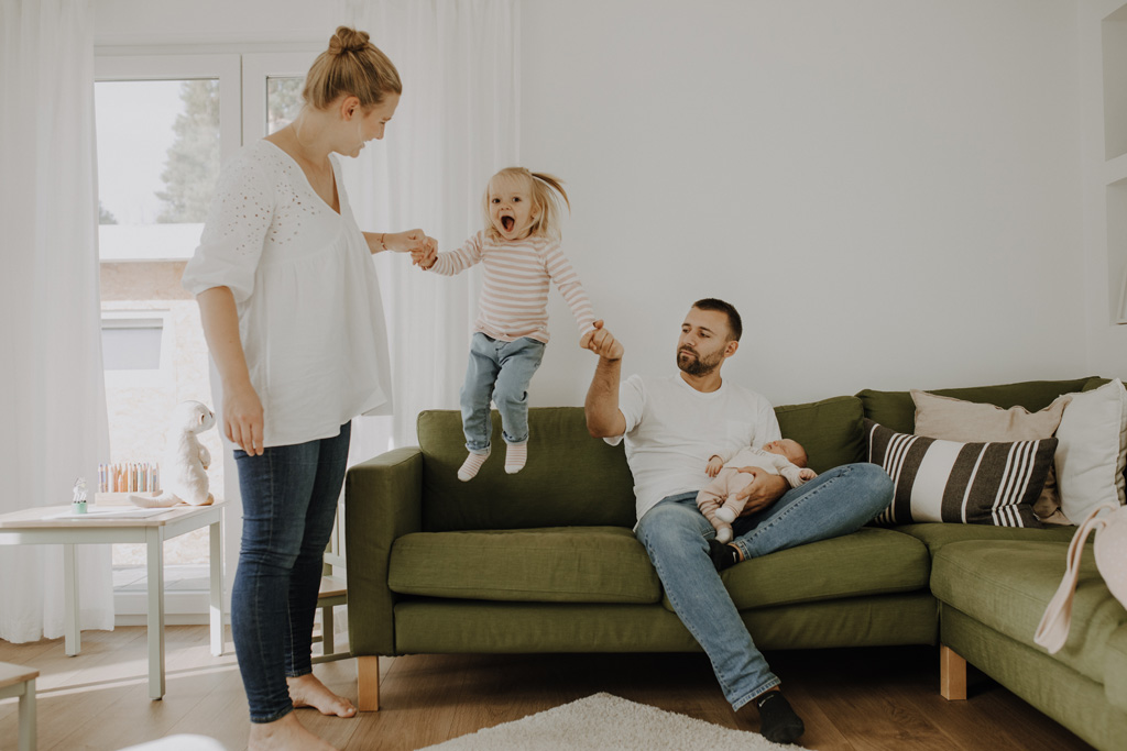 home story in Berlin mit einer vierköpfigen Familie. das Geschwisterkind wurde geboren und wir haben neugeborenen fotos gemacht und Familienfotos. wir haben gespielt im haus und es wurde getobt, gegessen, gekocht, gestillt und eine Kissenschlacht gab es auch. ich habe währenddessen als Familienfotografin fotos gemacht.