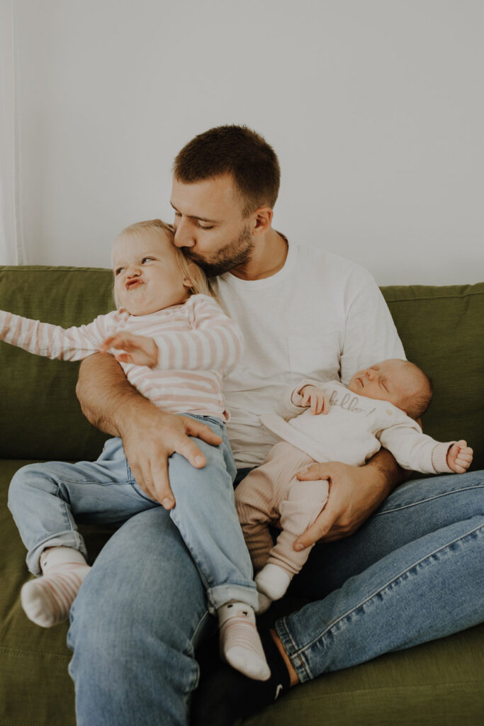 home story in Berlin mit einer vierköpfigen Familie. das Geschwisterkind wurde geboren und wir haben neugeborenen fotos gemacht und Familienfotos. wir haben gespielt im haus und es wurde getobt, gegessen, gekocht, gestillt und eine Kissenschlacht gab es auch. ich habe währenddessen als Familienfotografin fotos gemacht.