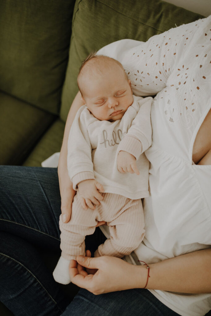 home story in Berlin mit einer vierköpfigen Familie. das Geschwisterkind wurde geboren und wir haben neugeborenen fotos gemacht und Familienfotos. wir haben gespielt im haus und es wurde getobt, gegessen, gekocht, gestillt und eine Kissenschlacht gab es auch. ich habe währenddessen als Familienfotografin fotos gemacht.